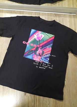 Черная футболка с принтом.