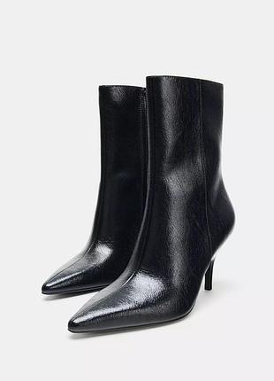 Ботинки на каблуке с эффектом кракелюра