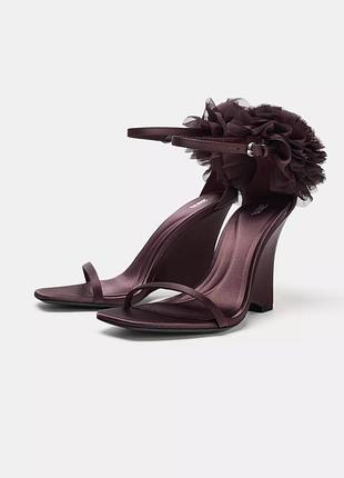 Босоножки на танкетке с макси-цветком