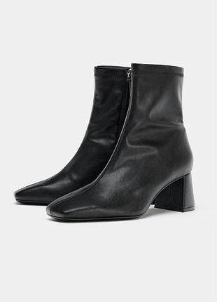 Черевики на широких підборах