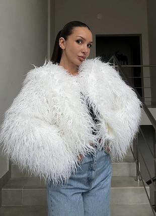 Біла пишна шуба зв штучного хутра лами