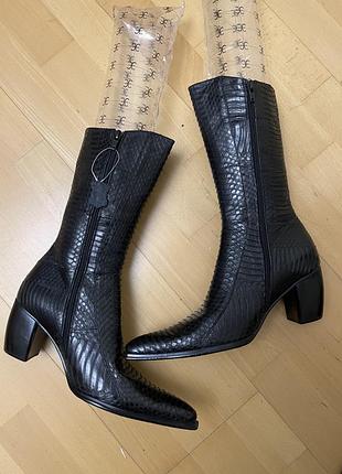 Жіночі зимові шкіряні гостроносі чоботи на натуральному хутрі 39 розміру італія