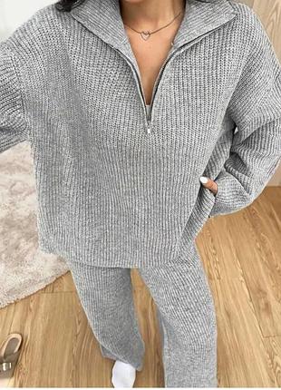 Сірий трикотажний костюм в рубчик