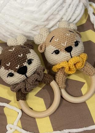 Вʼязані брязкальця-гризунці ручної роботи. гіпоалергенна пряжа. очі на безпечному кріпленні. наповнювач холофайбер. деревʼяне кільце (бук)