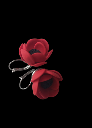 Сережки з червоними квітами