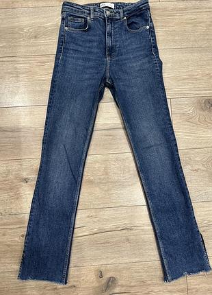 Джинси zara синього кольору ,розмір 34,на хс/с ,стан ідеальний,збоку знизу розрізи,дуже круто виглядають на тілі)