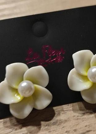 Серьги цветка