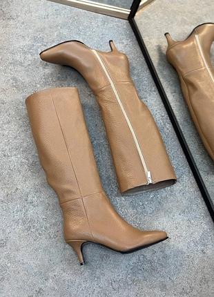 Карамельні жіночі чоботи із натуральної шкіри  шпильці victoria