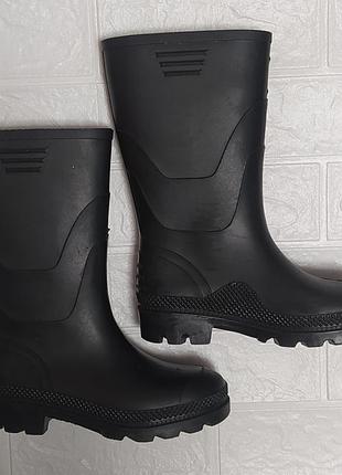 Высокие резиновые сапоги резиночки