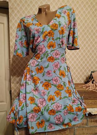 Платье в цветочный принт с шнуровкой по бокам