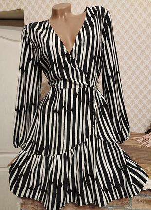 Платье с декоративными пуговицами