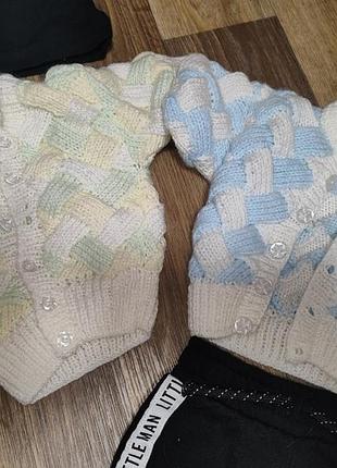 В'язаний кардиган на немовля