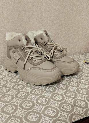 Новые женские зимние кроссовки