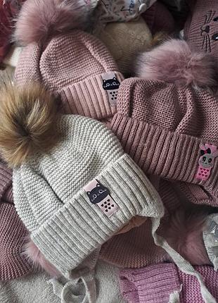Зимние шапочки на завязках на девочку 50-52 см,