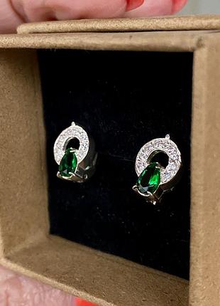 Милi cрiбнi сережки зi шт смарагдами