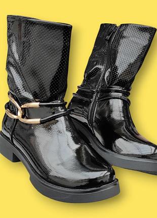 Детские чёрные лаковые  деми ботинки для девочки на каблуке