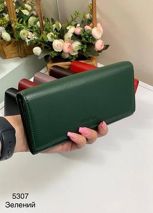 Женский кошелек темно зеленый средний горизонтальный из натуральной кожи кожаный на кнопке