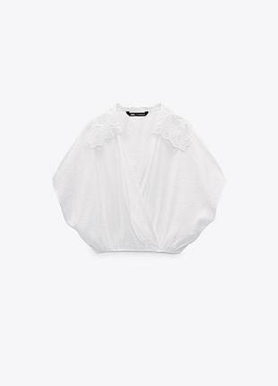 Це біла блузка zara з мереживним коміром.