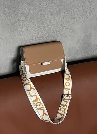 Женская сумка кросс-боди белая с хаки кожаная с широким ремнем (b)