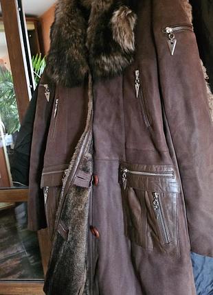 Акция!!!замовая,женская дубленочка,в трендовых шоколадных цветах.
фото меняет цвет.карманы не отличаются от дубленка.воротник регулируется пуговицей.