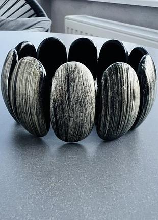 Стильний гарний сіро-чорний пластиковий браслет на резинці під камінь