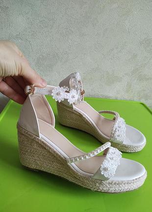 Святкові нарядні білі босоніжки еспадрильї 39 розмір квіточки, бусинки