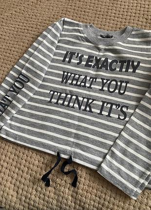 Сірий смугастий світшот з написом, стильний топ