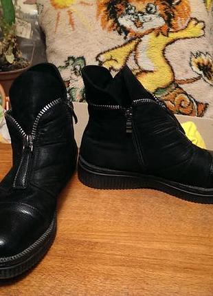 Жіночі стильні шкіряні черевики з блискавками 38 р. у чудовому стані