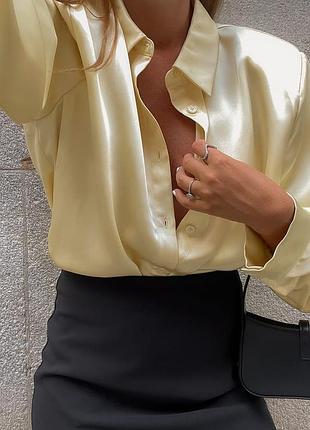 Сатиновая блуза рубашка с подплечником и красивым рукавом в цвете сливочного масла na-kd eu36