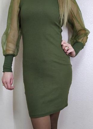 Стильне жіноче плаття з трикотажу в дрібний рубчик.