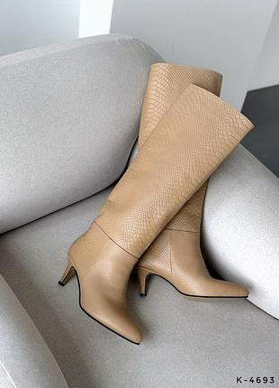 Накладний платіж ❤ шкіряні високі чоботи труби на низькій шпильці демісезонні та зимові утеплені байкою хутром з гострим носом і тисненням рептилія