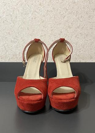 Босоніжки. жіночі. 38 розмір. червоні . замша