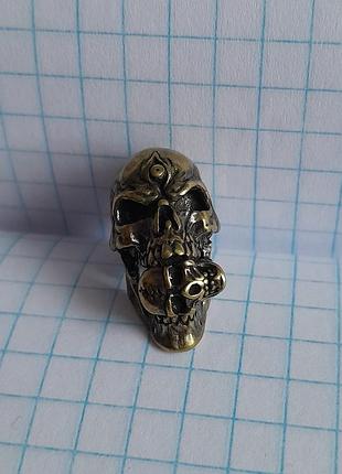 Намистина череп в зубах