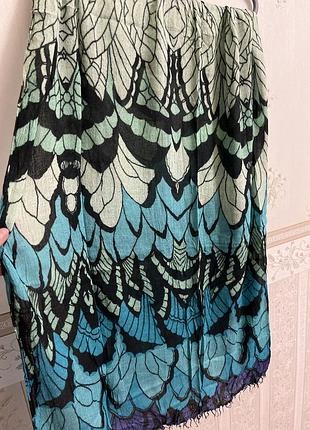 Яркий объемный шарф