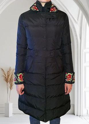 Пуховик женский liebo xs s черный стеганый удлиненный приталенный без капюшона с вышивкой натуральный пух