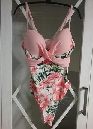 Новый красивый сплошной купальник