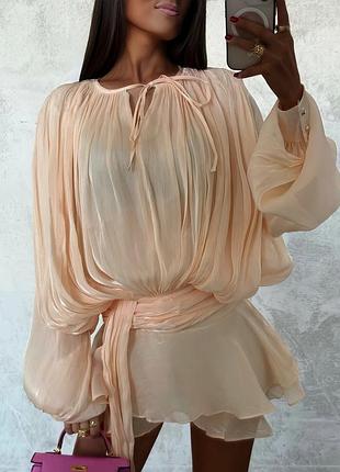 Бежева блискуча сукня пишна рюші