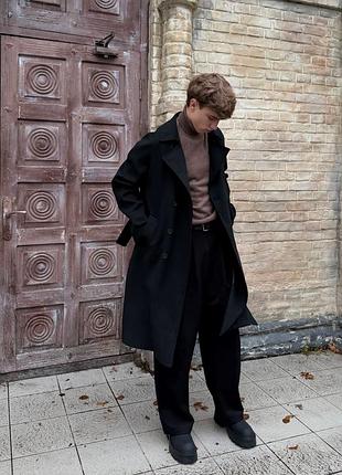 Лаконичное мужское пальто с двубортной застежкой и поясом