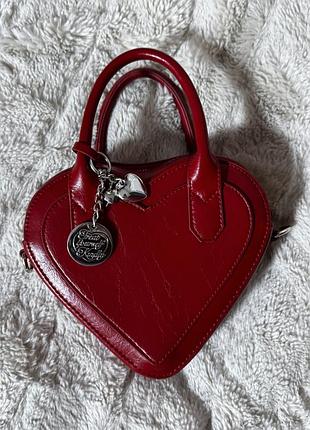 Мила сумка у формі сердечка з срібною прикрасою