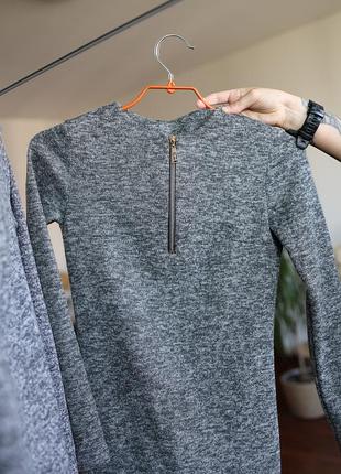 Сіра трикотажна сукня з блискавкою
