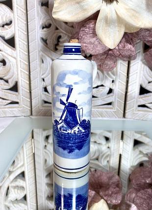 Вінтажна пляшка або графін делфтської порцеляни (delft blue).
