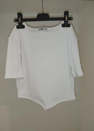 Белый топ (футболка) в рубчик