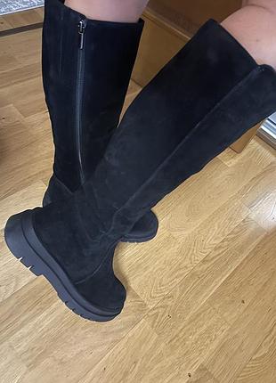 Нові замшеві чоботи