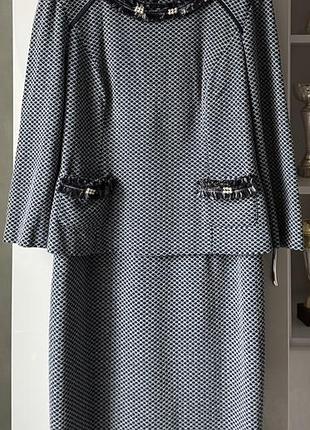 Платье в виде костюма