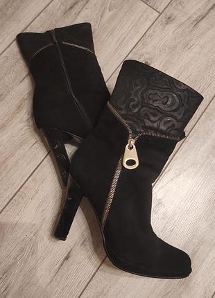 Замшевые женские ботинки на каблуке