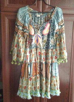 Хлопковое  разноцветное платье в стиле бохо с длинными рукавами и помпонами siya нюанс