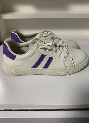 Кросівки жіночі