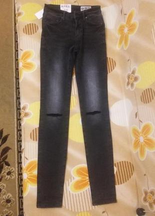Классные новые узкие джинсы,разрезы на коленях