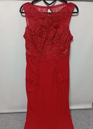 Вечернее платье.
красный цвет