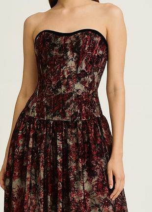 Корсетное платье с кружевом